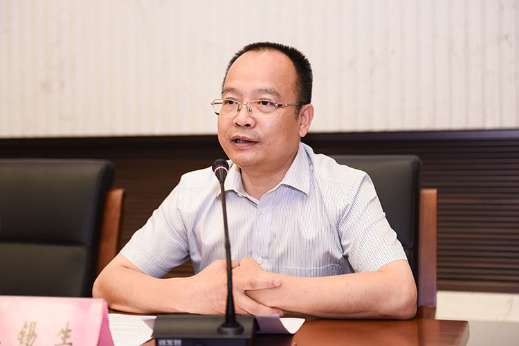 4.中国儿童少年基金会秘书长朱锡生主持会议并讲话.jpg