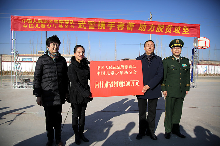 邓丽、林卿共同向甘肃省妇联、酒泉市委负责同志递交捐赠牌0.jpg
