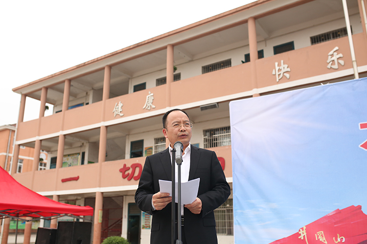 5.中国儿童少年基金会秘书长朱锡生主持活动。中国网记者 焦源源 摄.JPG