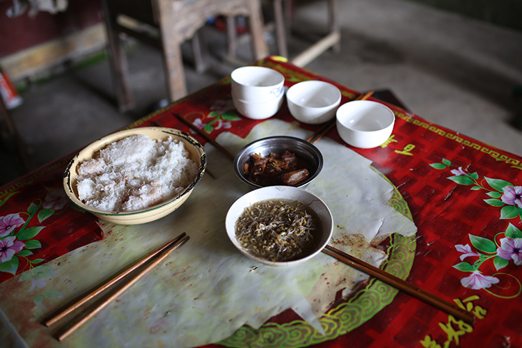 2.一小块腊肉、一碗豆芽和一大盆米饭，是张小蕾一家的午饭。.jpg