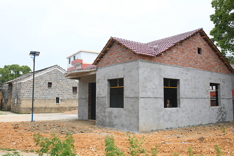 4.在旧房旁边，政府出部分资金为张小蕾家建了房子。“现在没有钱继续建了，只能暂时搁置。”张小蕾爷爷说。.JPG