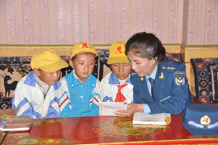 图10：业余时间，玉卓玛为驻地江当乡小学的孩子们辅导汉语.jpg