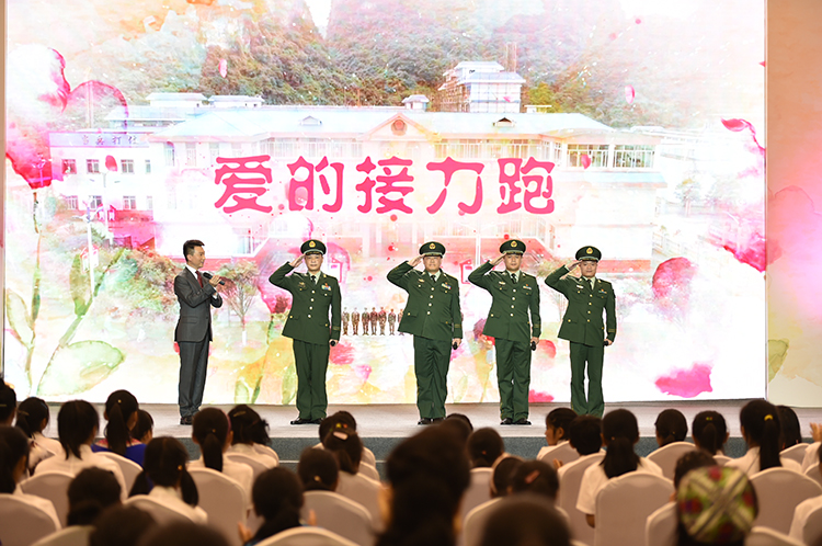 武警春蕾计划，何方礼和他的战友们.JPG
