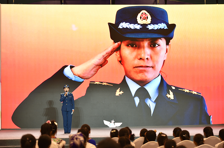 空军蓝天春蕾玉卓玛.JPG