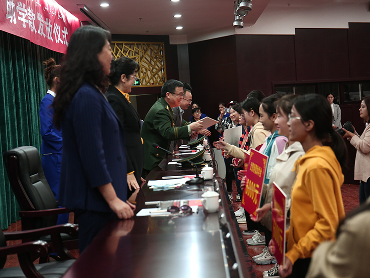 助学款发放现场.JPG