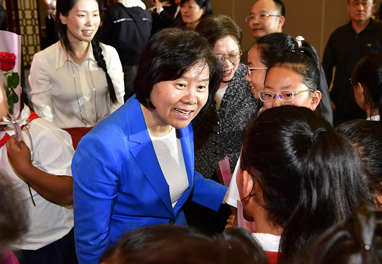 2. 沈跃跃与春蕾女童亲切交谈.jpg