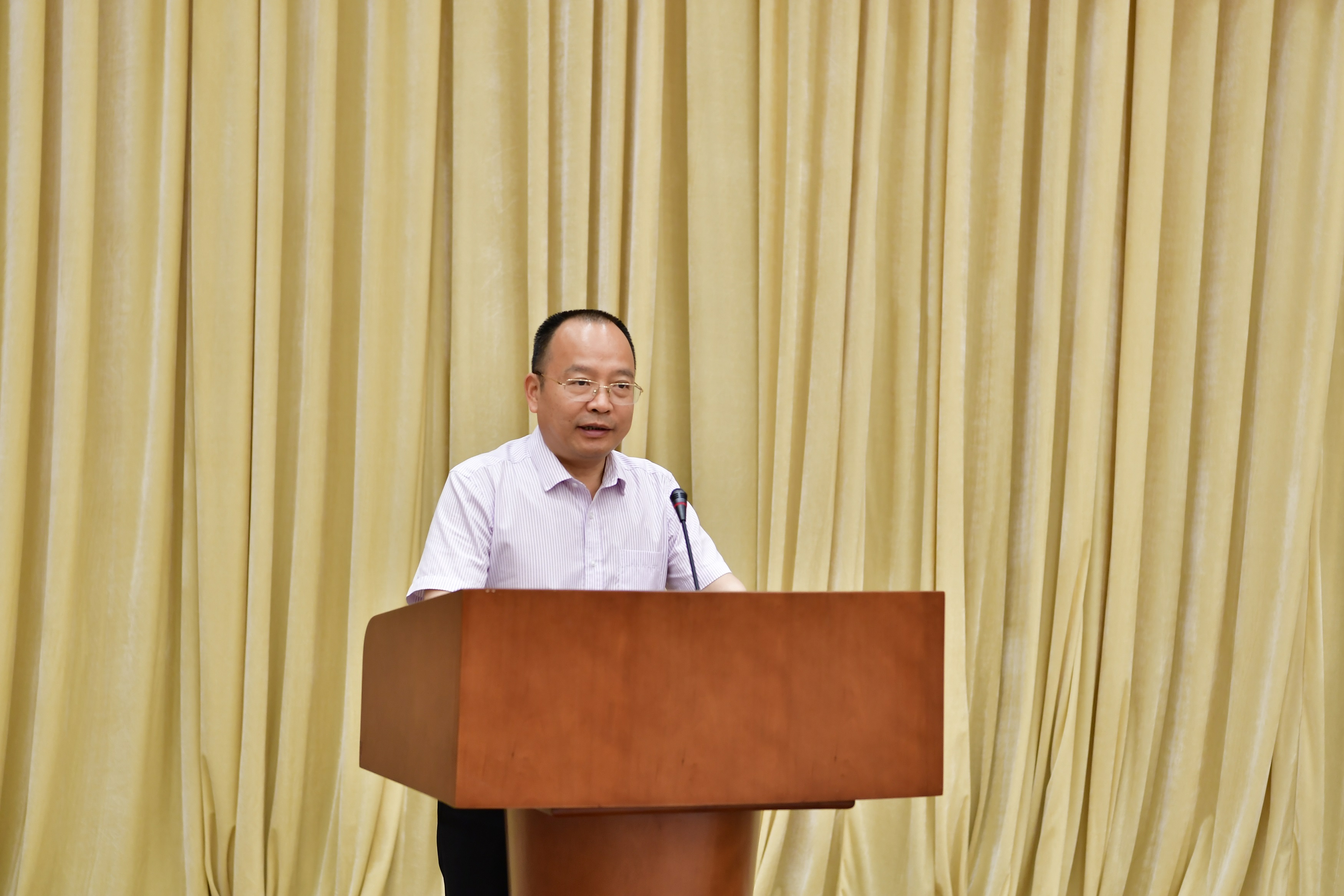 1.中国儿童少年基金会副理事长、秘书长朱锡生讲话.JPG